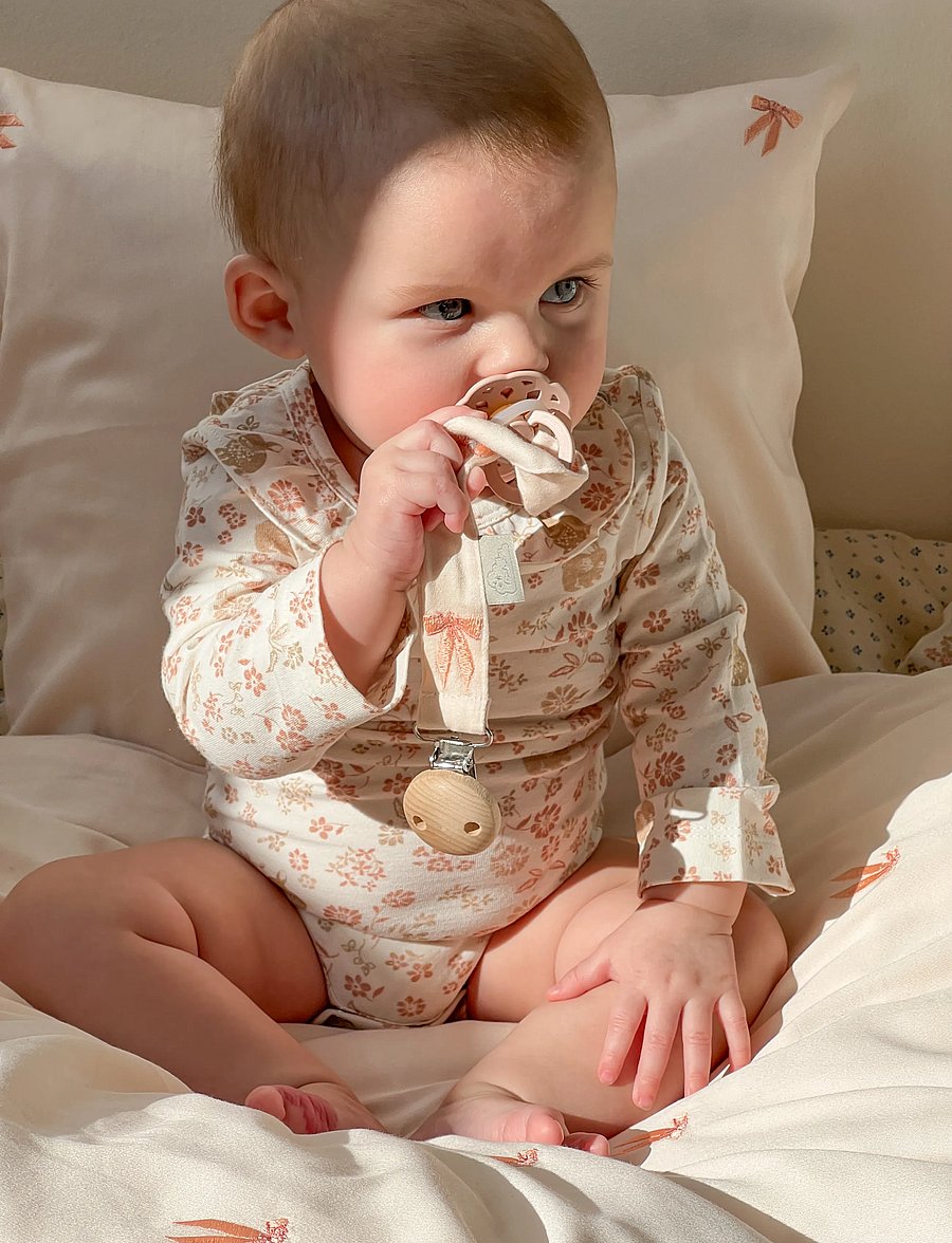 Cam Cam Copenhagen - Embroidered Pacifier Holder - GOTS - Blueberries - napphållare - bows - 0