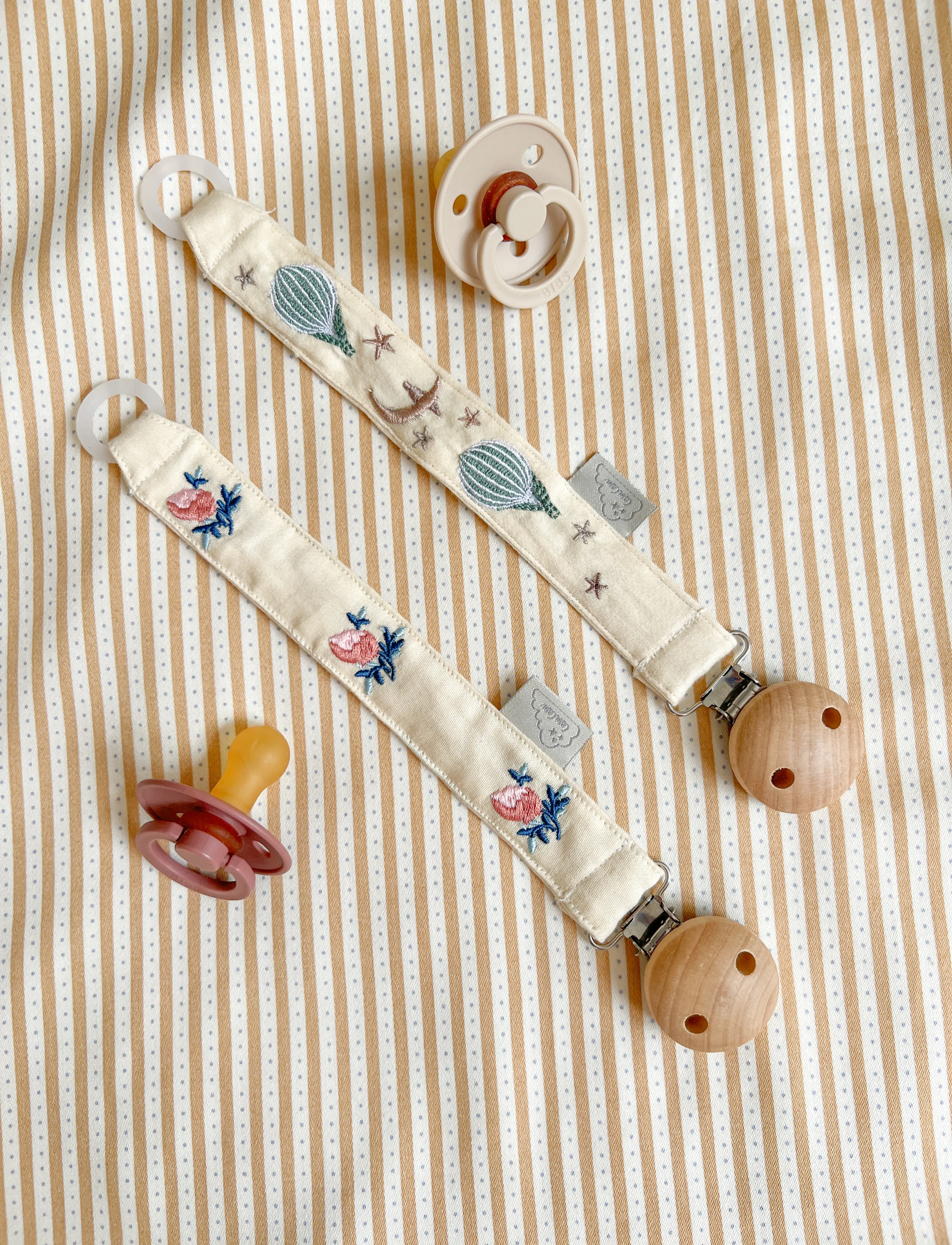 Cam Cam Copenhagen Embroidered Pacifier Holder - GOTS - Blueberries - Cam Cam Copenhagen - DREAMLAND / cream
