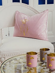 Carolina Gynning - Pillow case Royal rosa/guld 40x60 cm - pynteputer - pink - 2