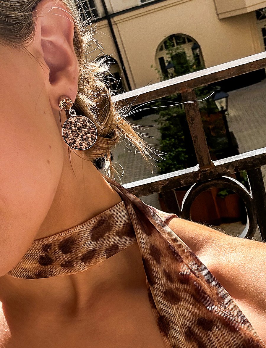 Caroline Svedbom - CHLOE EARRINGS GOLD - rippuvad kõrvarõngad - leo - 2
