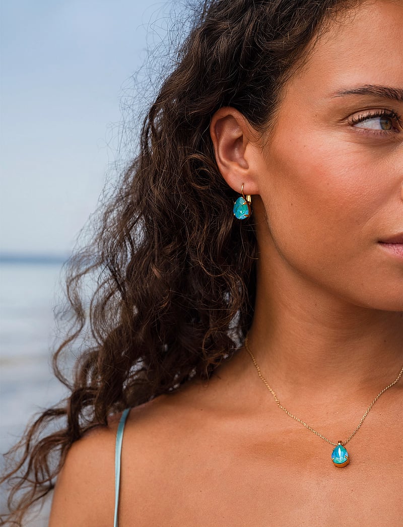 Caroline Svedbom - MINI DROP CLASP EARRINGS GOLD - hängande örhängen - laguna delite - 0