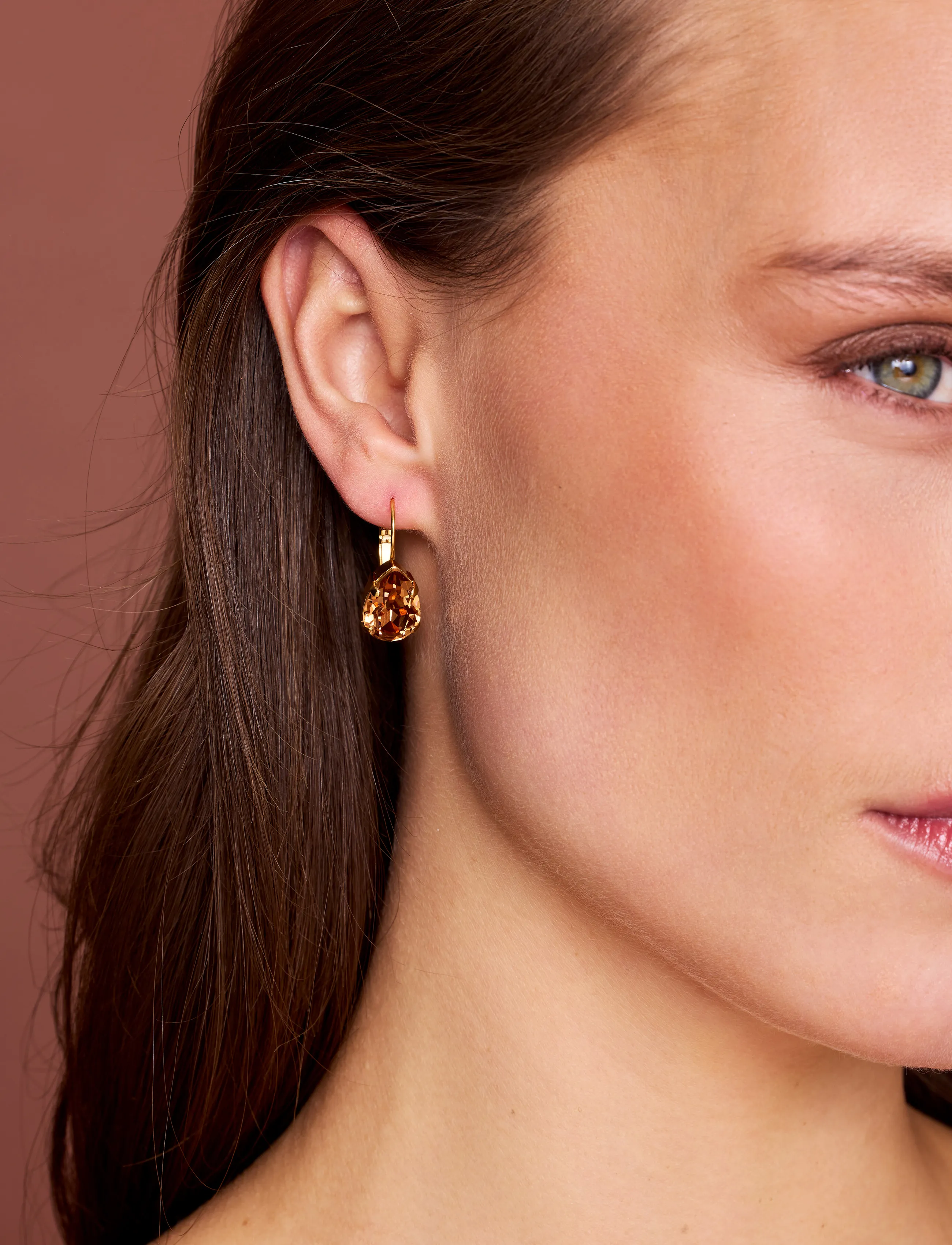 Caroline Svedbom - MINI DROP CLASP EARRINGS GOLD - rec light smoked topaz - 0