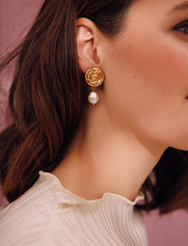 Caroline Svedbom - ROSITA PEARL EARRINGS GOLD - pärlitega kõrvarõngad - pearl - 0