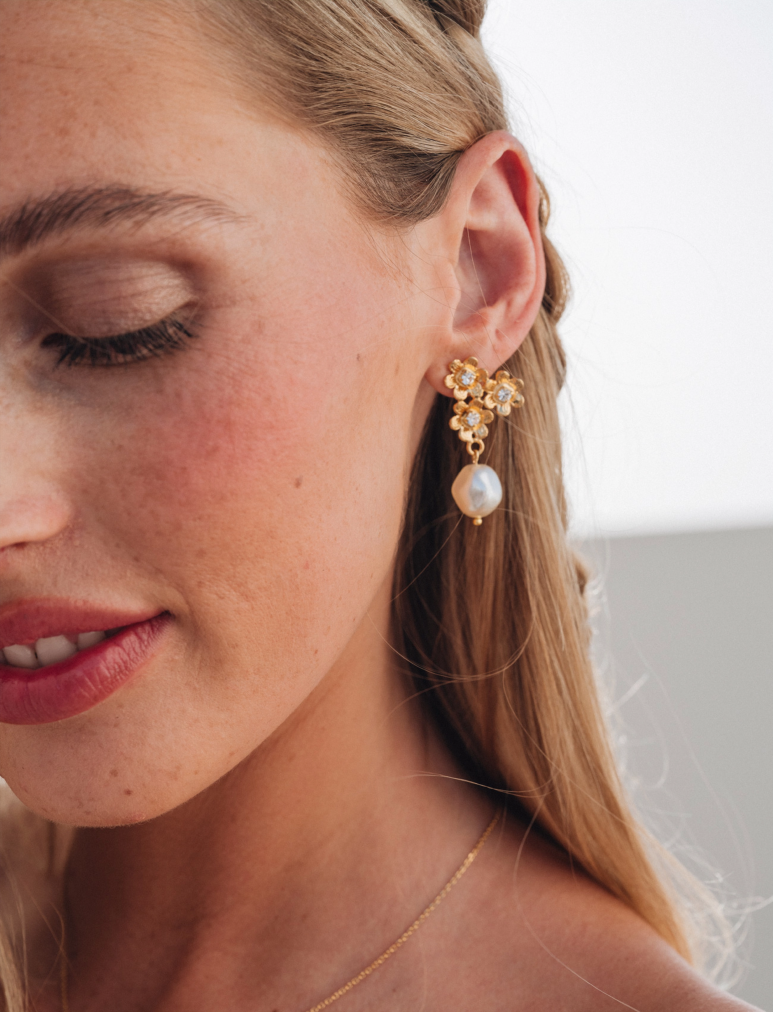Caroline Svedbom Juni Earrings Gold, Kvinder, Blomster Perle Dråbe Øreringe, Guld, Str: ONE SIZE