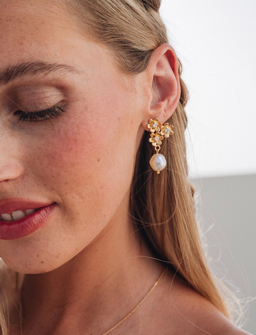 Caroline Svedbom - JUNI EARRINGS GOLD - pärlitega kõrvarõngad - pearl / crystal - 0