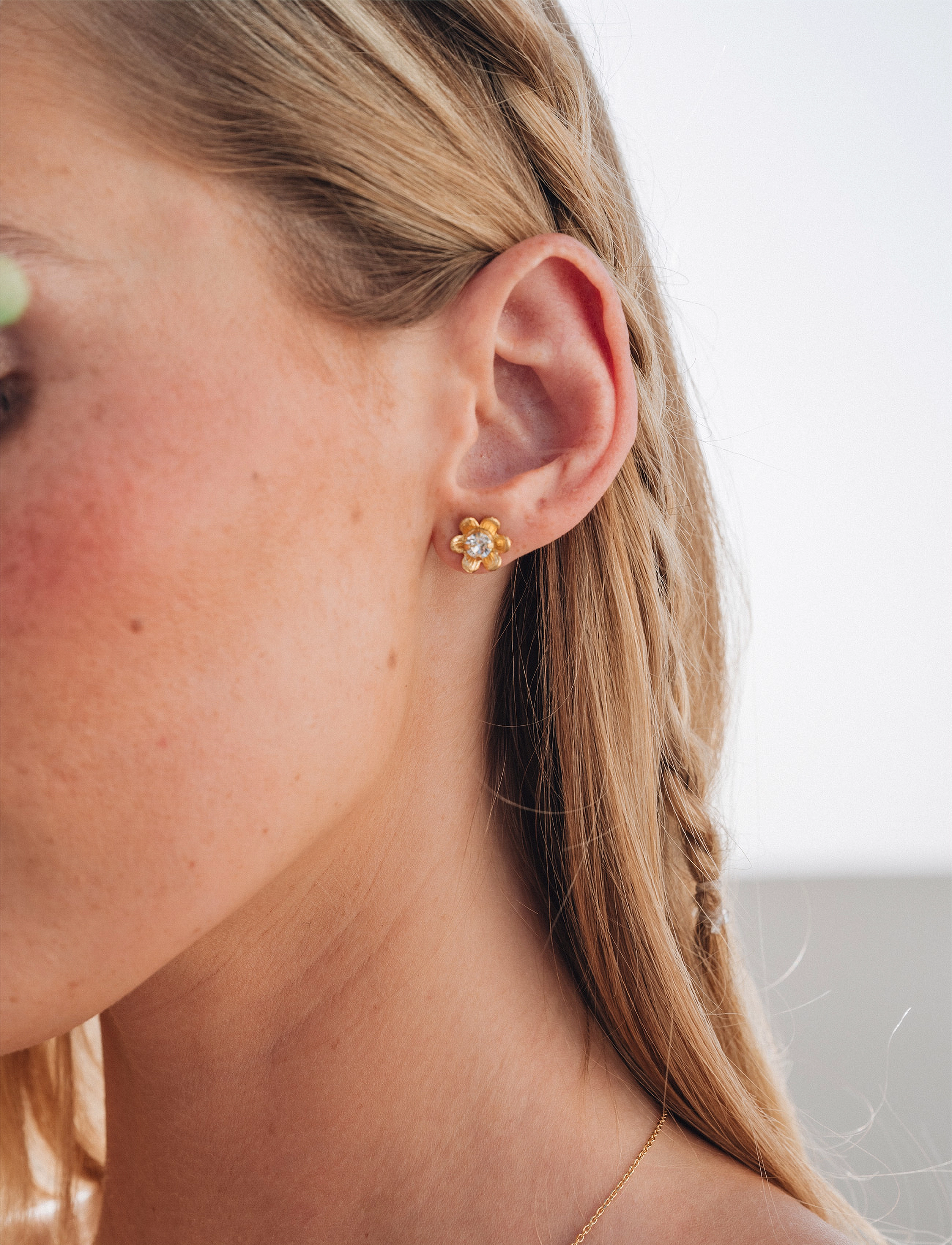 Caroline Svedbom Juni Stud Earrings Gold, Kvinder, Blomster Ørestikker, Guld, Str: ONE SIZE