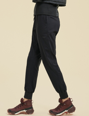 Casall - Comfort Woven Pants - collegehousut - black - 3