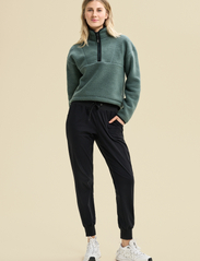 Casall - Comfort Woven Pants - collegehousut - black - 5