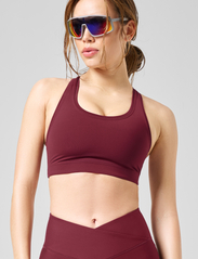 Casall - Iconic Sports Bra - high - evening red - 0