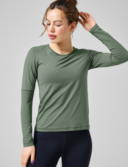 Casall - Essential Mesh Detail Long Sleeve - sporta topi - dusty green - 2