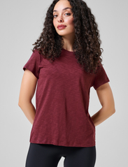 Casall - Soft Texture Tee - t-shirts & tops - evening red - 2