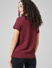 Casall - Soft Texture Tee - t-shirts & tops - evening red - 3