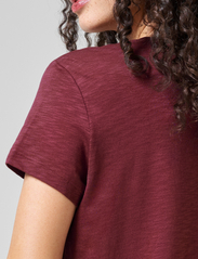 Casall - Soft Texture Tee - t-shirts & topper - evening red - 4