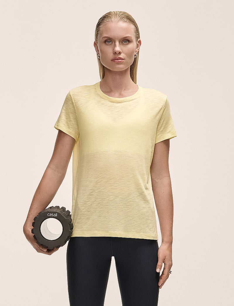 Casall - Soft Texture Tee - t-shirts - yellow steam - 0