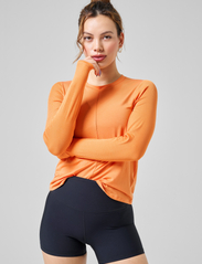 Casall - Delight Crew Neck Long Sleeve - t-shirts & tops - juicy orange - 2