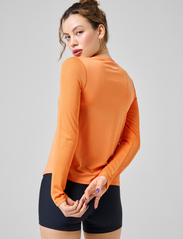 Casall - Delight Crew Neck Long Sleeve - t-shirt & tops - juicy orange - 3