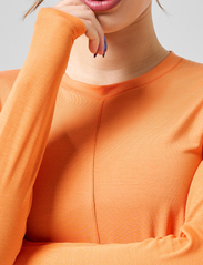 Casall - Delight Crew Neck Long Sleeve - t-shirts & tops - juicy orange - 4