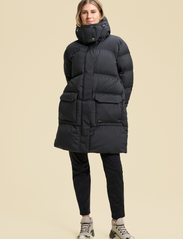 Casall - Wear Forever Puffer Coat - padded coats - black - 2