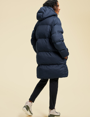 Casall - Wear Forever Puffer Coat - pitkät toppatakit - core blue - 3