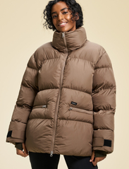 Casall - Hero Puffer Jacket - toppatakit - taupe brown - 2