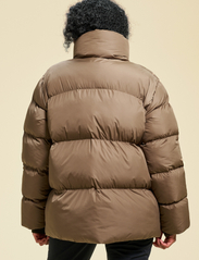 Casall - Hero Puffer Jacket - dun- & vadderade jackor - taupe brown - 3