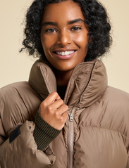 Casall - Hero Puffer Jacket - down- & padded jackets - taupe brown - 4