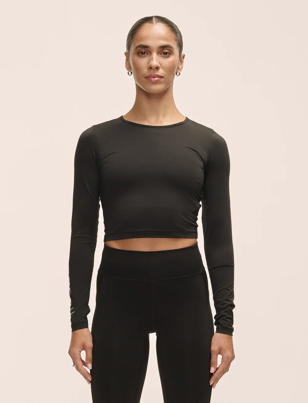 Casall - Graphic Crop Long Sleeve - navel shirts - black - 0