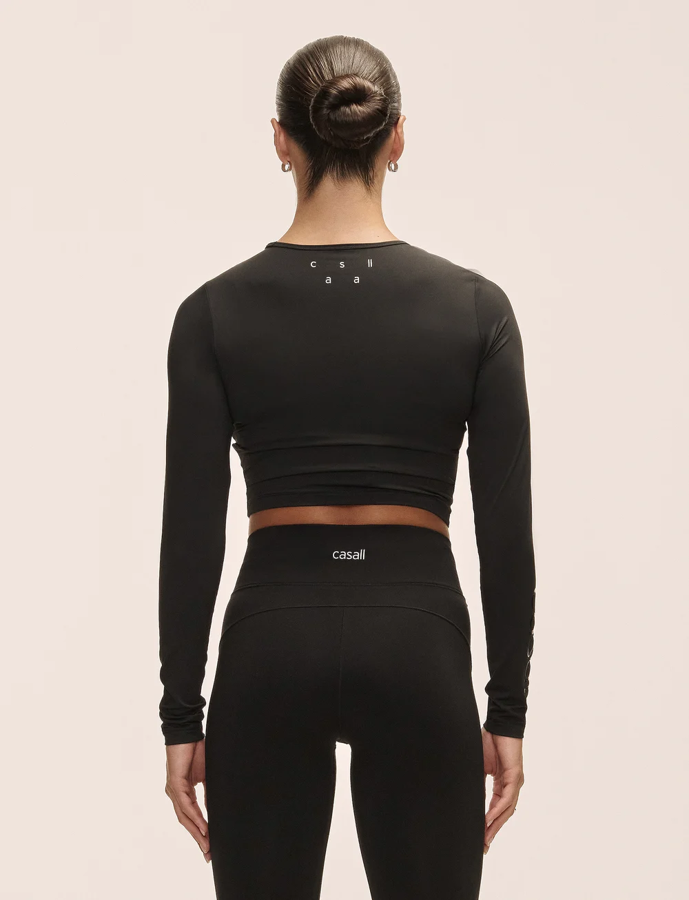 Casall - Graphic Crop Long Sleeve - navel shirts - black - 4