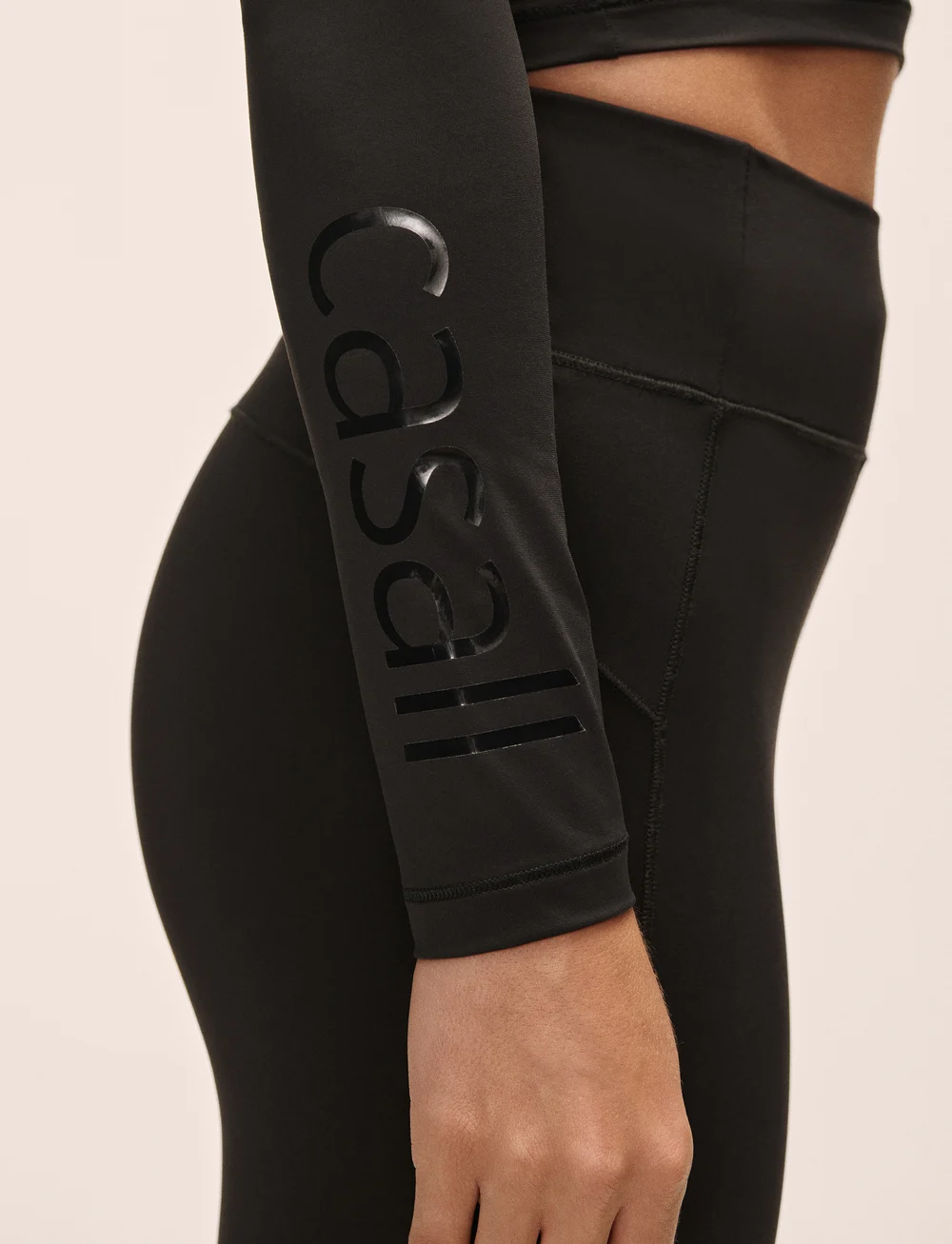 Casall - Graphic Crop Long Sleeve - navel shirts - black - 5