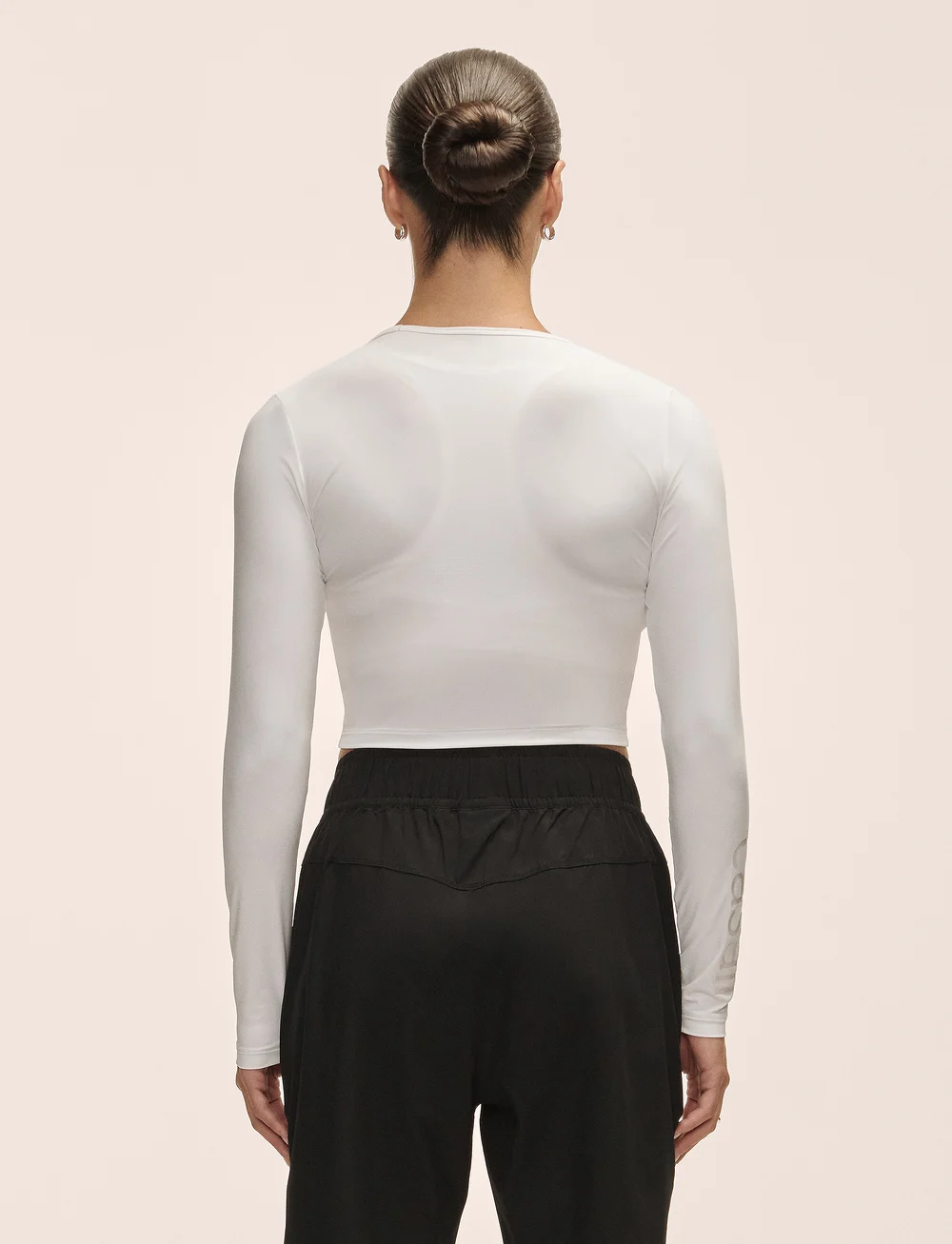 Casall - Graphic Crop Long Sleeve - crop tops - white - 4