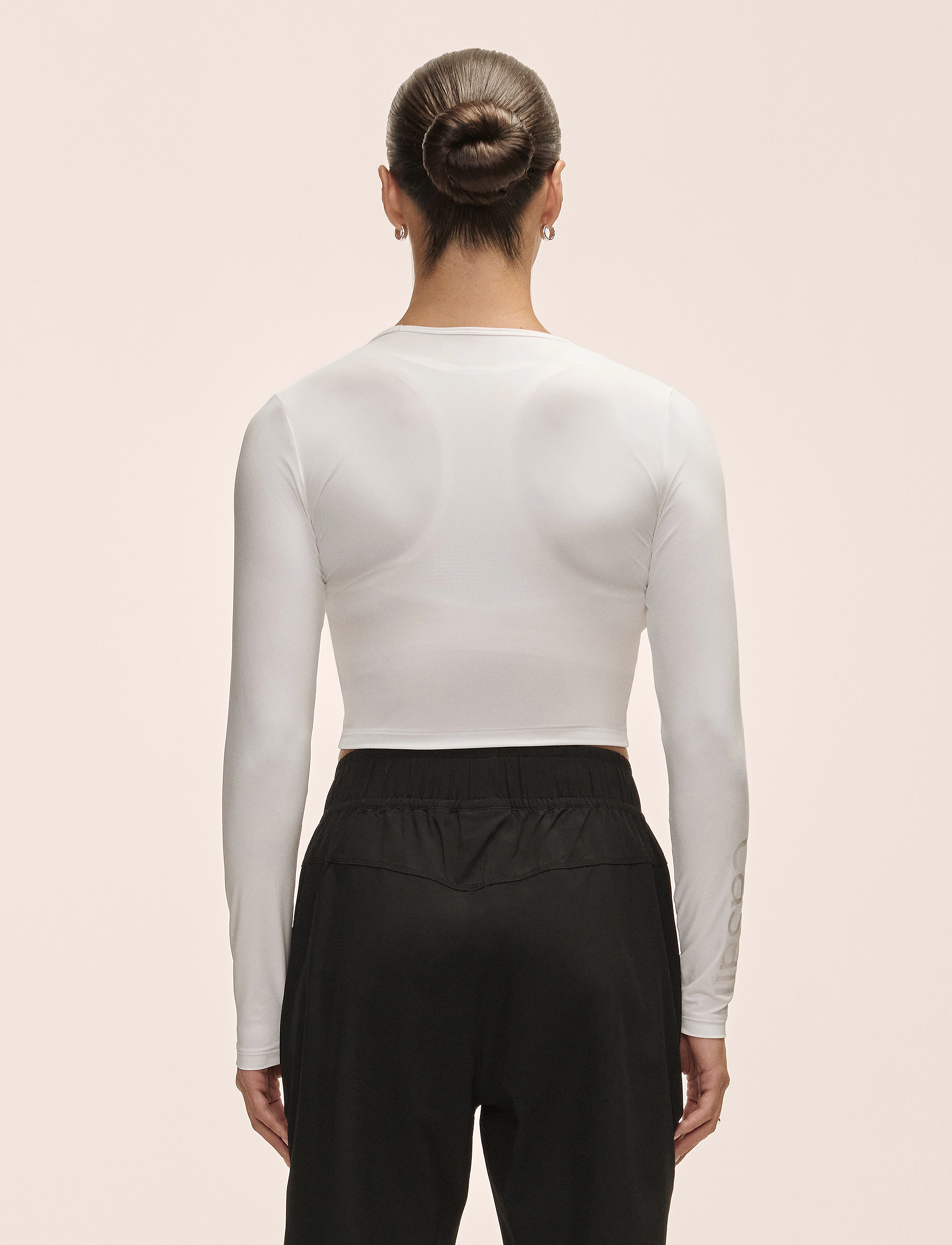 Casall - Graphic Crop Long Sleeve - crop tops - white - 4