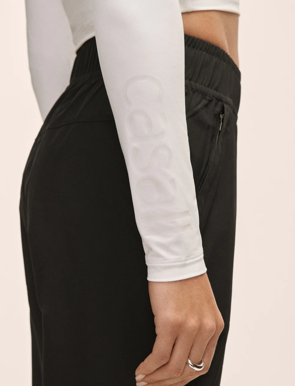 Casall - Graphic Crop Long Sleeve - crop tops - white - 5