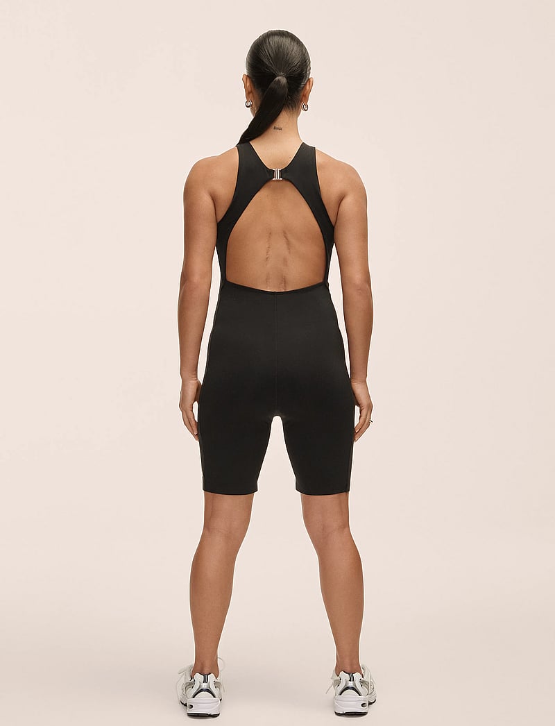 Casall - Aligned Open back Bodysuit - jumpsuits & bodies - black - 3