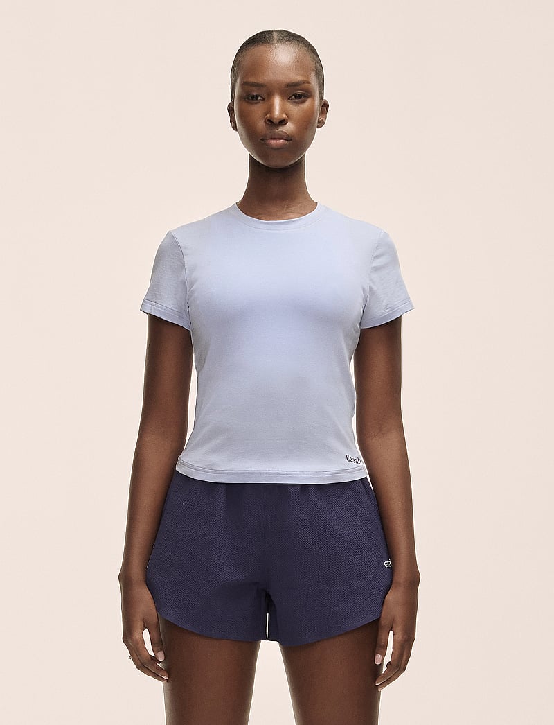 Casall - Cotton Blend Slim Tee - t-shirts - blueberry mist - 0