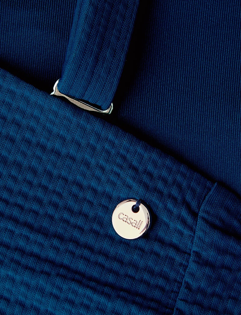 Casall - Waffle Bandeau Tie Back Bikini Top - sportiga badkläder - deep ocean - 3