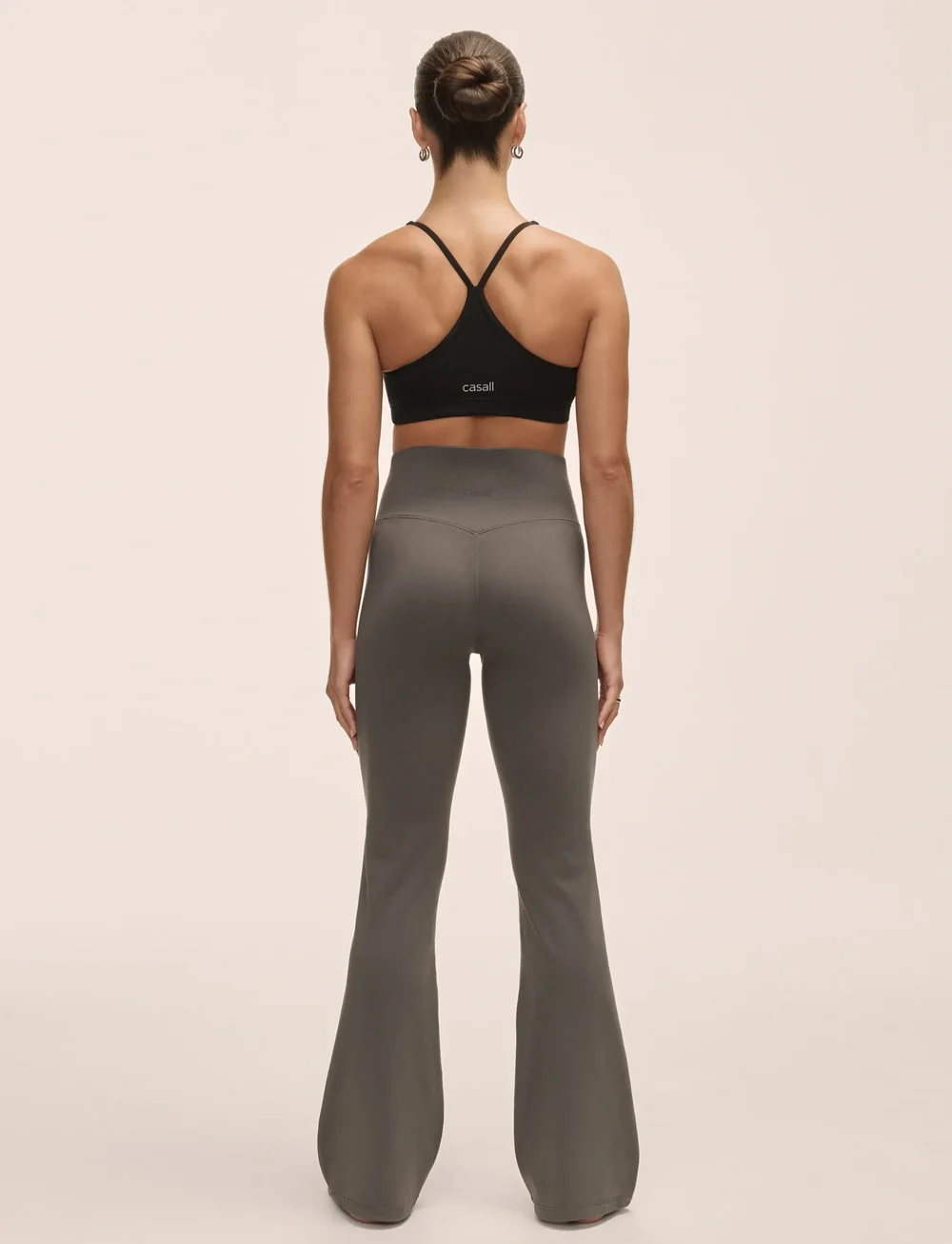 Casall - Soft Touch Flared Pants - trainingshosen - dk grey - 3