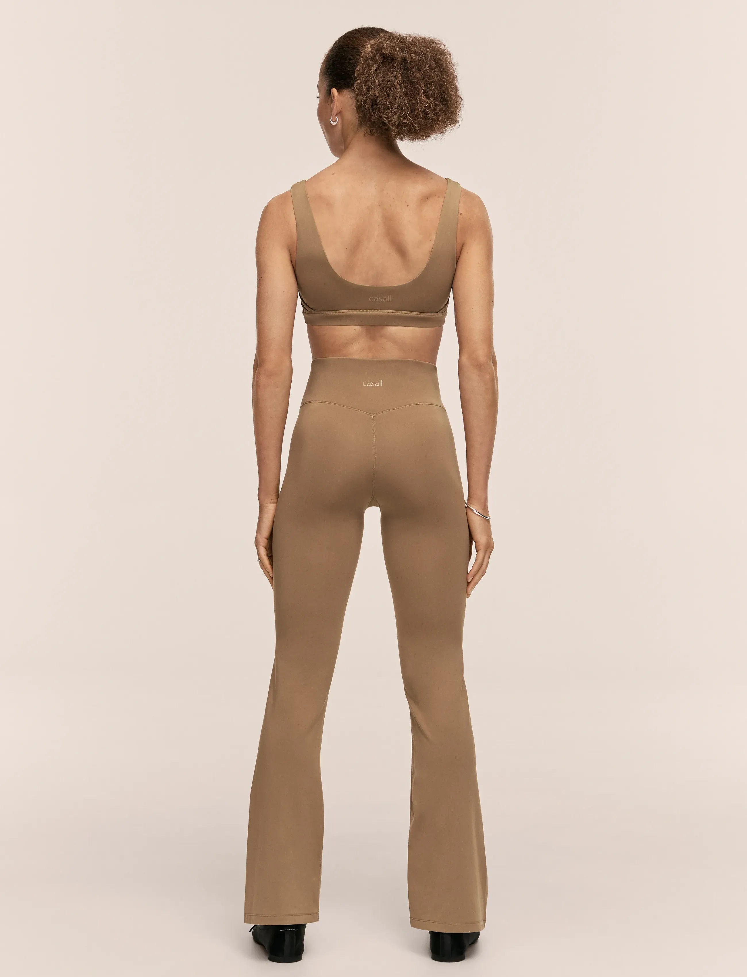 Casall - Soft Touch Flared Pants - trainingstights - light khaki - 2