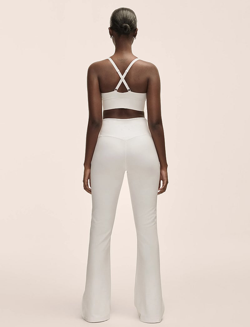 Casall - Grace Flare Slit Pant - treeningretuusid - white - 5
