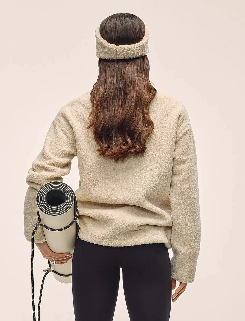 Casall - Sherpa Long Sleeve Crew - klær - ecru - 2