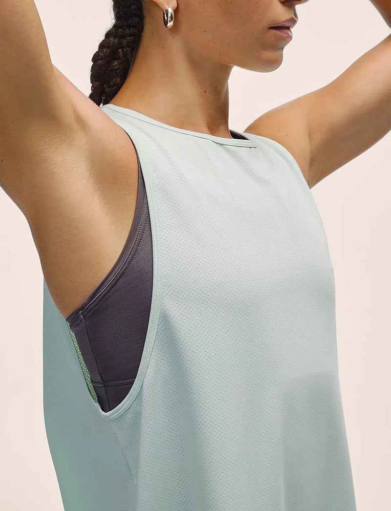 Casall - Laser Mesh Flow Tank - tank tops - misty green - 4