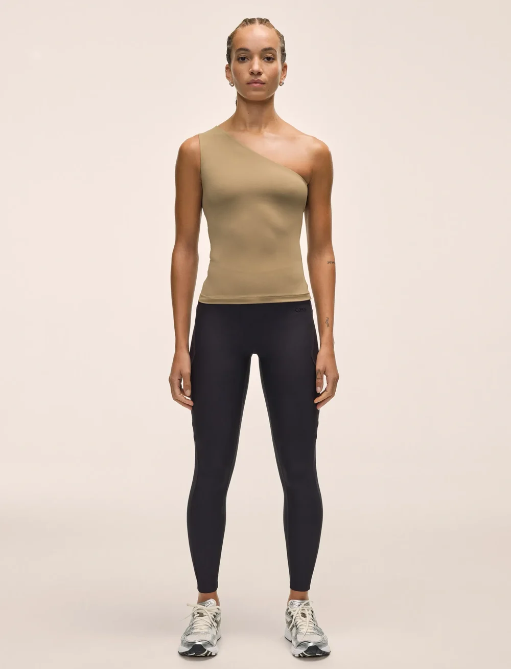 Casall - One Shoulder Bra Tank - tanktops - light khaki - 5