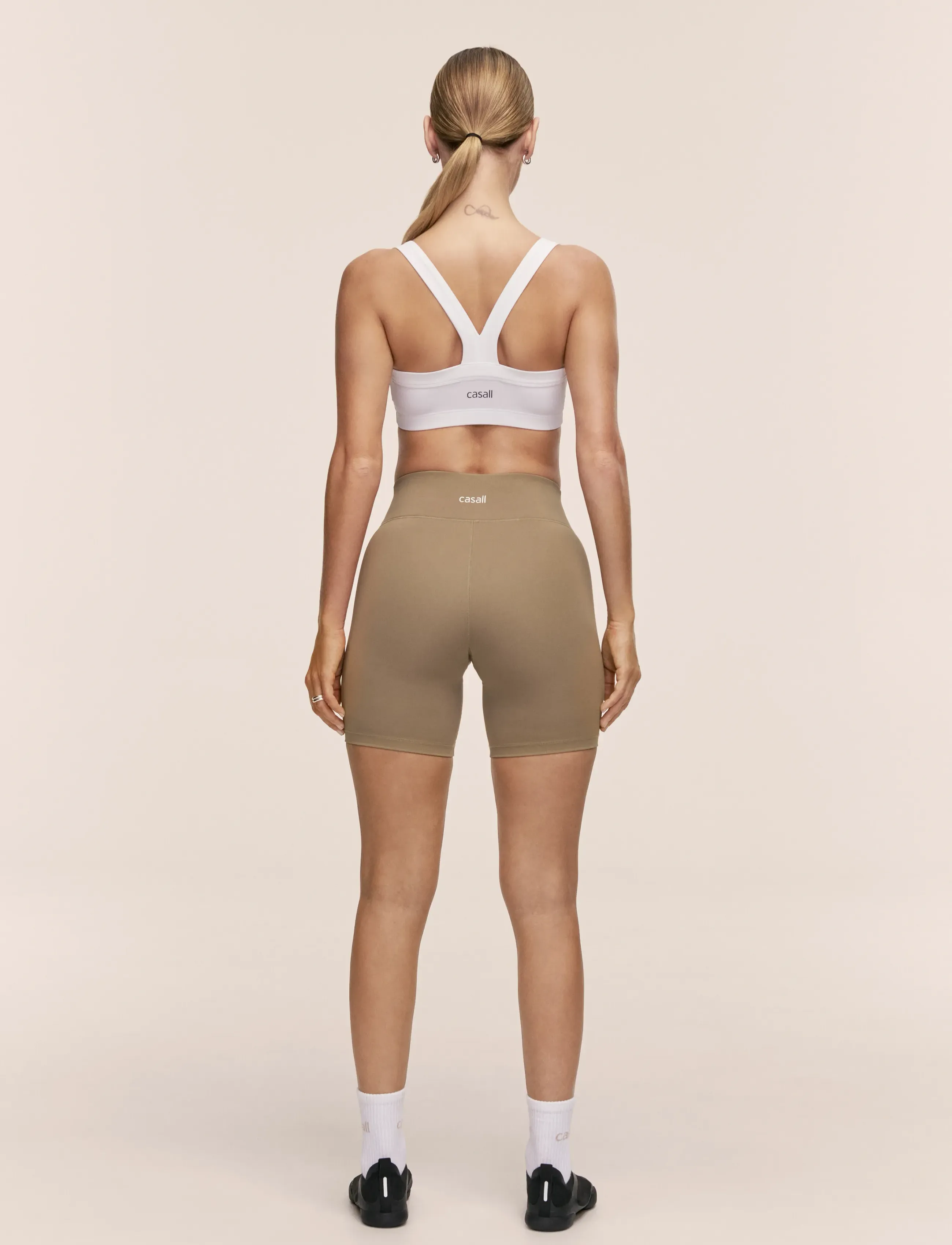 Casall - Essential Regular Waist Biker - lauftights - light khaki - 2