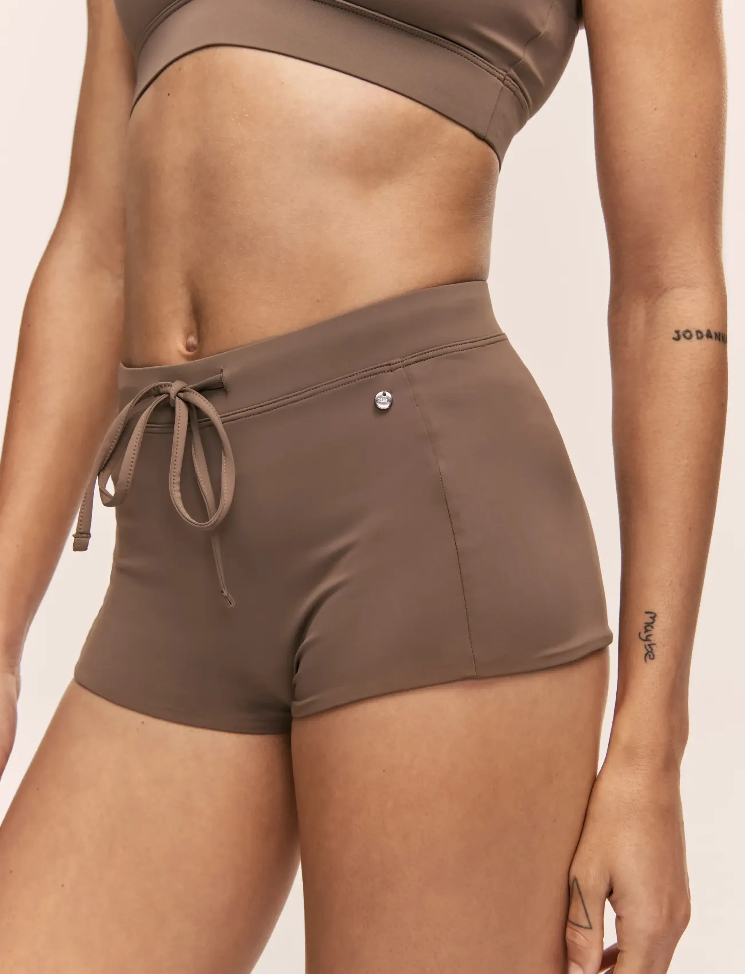 Casall - Millennial Bikini Shorts - sportiga badkläder - warm khaki - 4