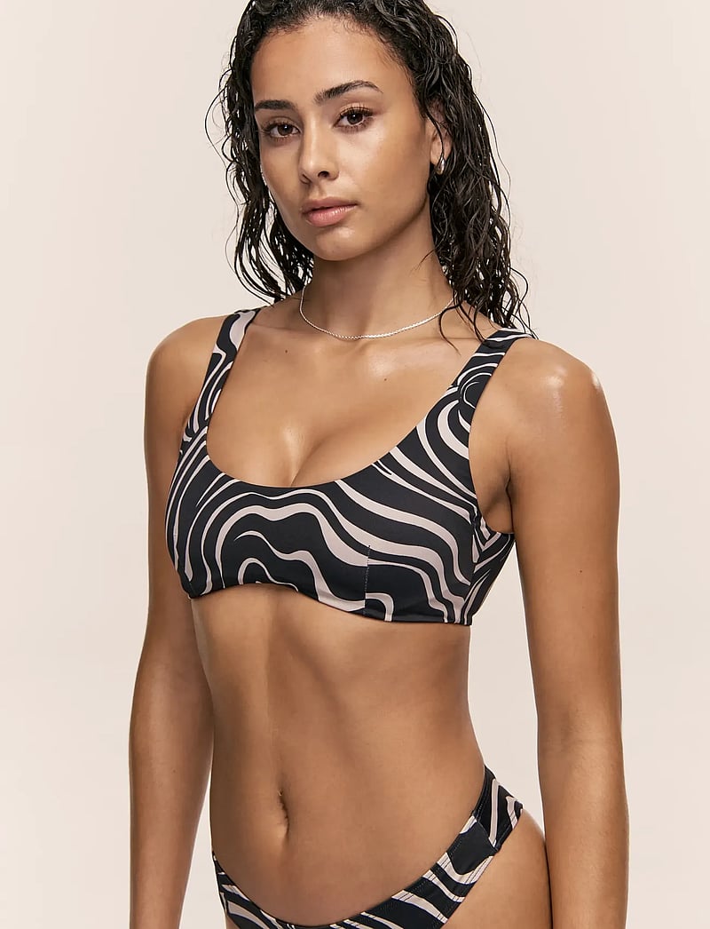 Casall - Swirl U-Shape Bikini Top - sportsbadetøj - nuboho swirl - 4
