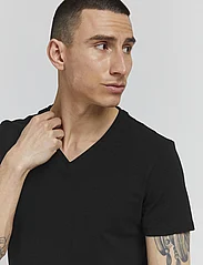 Casual Friday - CFLINCOLN V-neck tee - lowest prices - black - 6