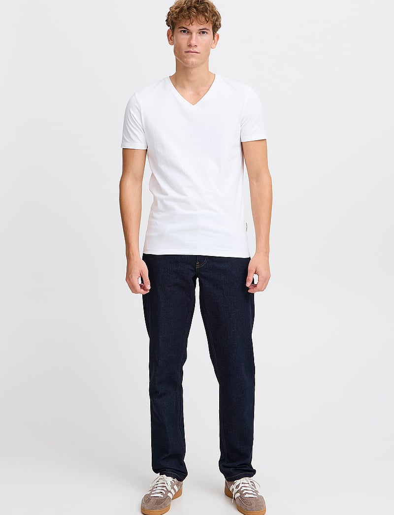 Casual Friday - CFLINCOLN V-neck tee - v-ringade t-shirts - bright white - 0