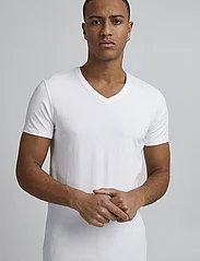 Casual Friday - CFLINCOLN V-neck tee - lowest prices - bright white - 3