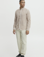 Casual Friday - CFAnton 0053 LS BD check linen mix - checkered shirts - ecru - 2
