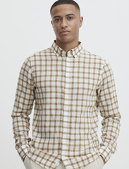 Casual Friday - CFAnton 0053 LS BD check linen mix - checkered shirts - ecru - 3