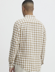 Casual Friday - CFAnton 0053 LS BD check linen mix - checkered shirts - ecru - 4